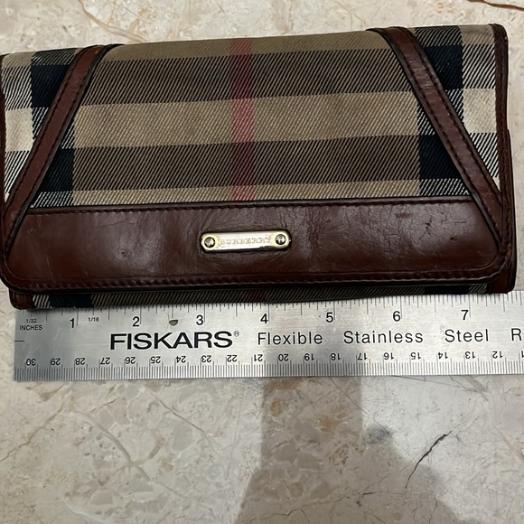 Burberry Wallet with original box and dust bag. - Picture 13 of 16